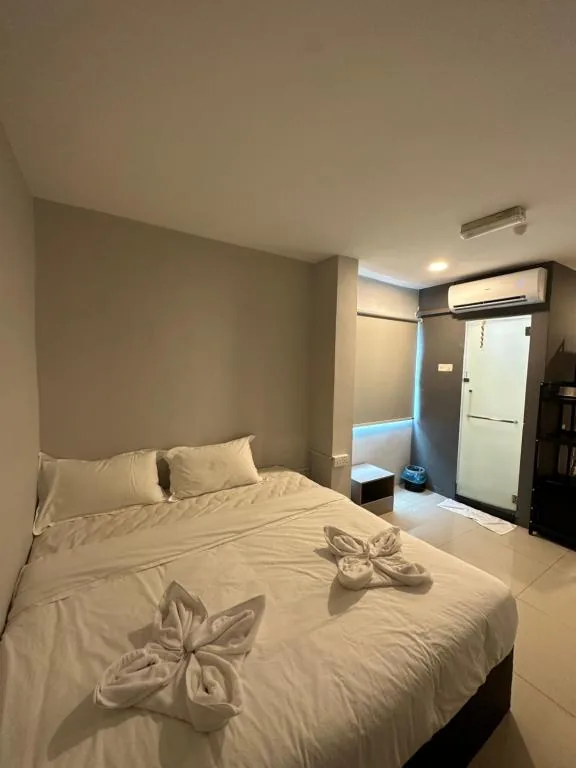 Superior King Room — Georgetown Hotel